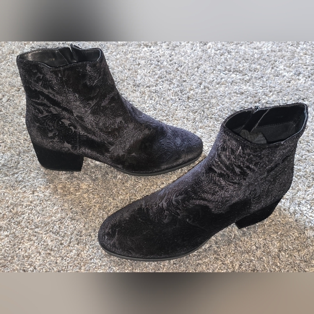 Vaneli Zeda black troppy velvet boots Womens Size 10